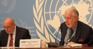 رئيس لجنة التحقيق الدولية الخاصة بسوريا أثناء أحد المؤتمرات الصحفية. مصدر الصورة: الأمم المتحدة.