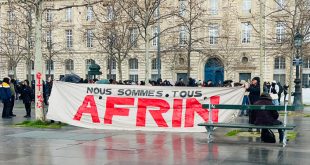 متظاهرون/ات يرفعون اسم "عفرين" خلال إحدى الاعتصامات في العاصمة الفرنسية باريس. مصدر الصورة: الصحفي: شيار خليل.