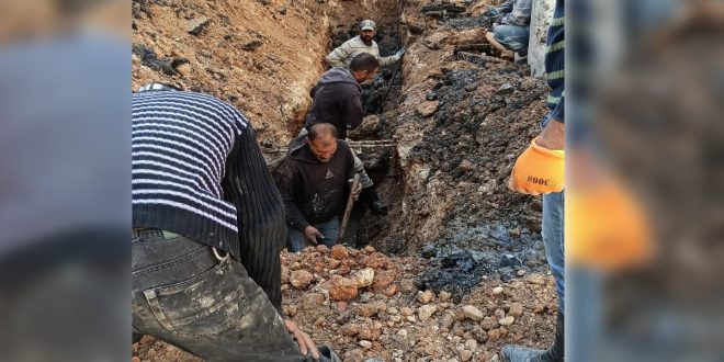 اللجان الشعبية التابعة لبلدية الشعب تقوم بأعمال الصيانة للصرف الصحي في حي الشيخ مقصود . مصدر الصورة: خاصة بجمعية ليلون