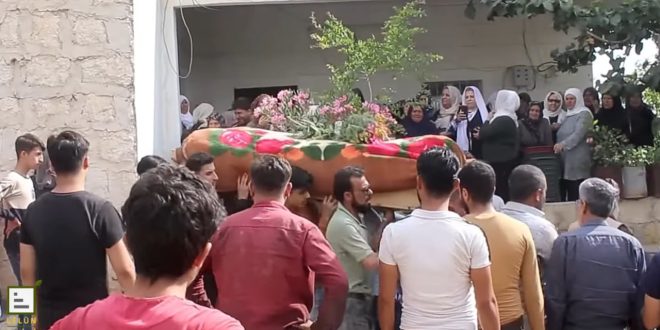 أثناء تشييع جثمان"عوفة شيخ حسن" - مصدر الصورة: مأخوذة من فيديو نشر على وسائل التواصل الاجتماعي